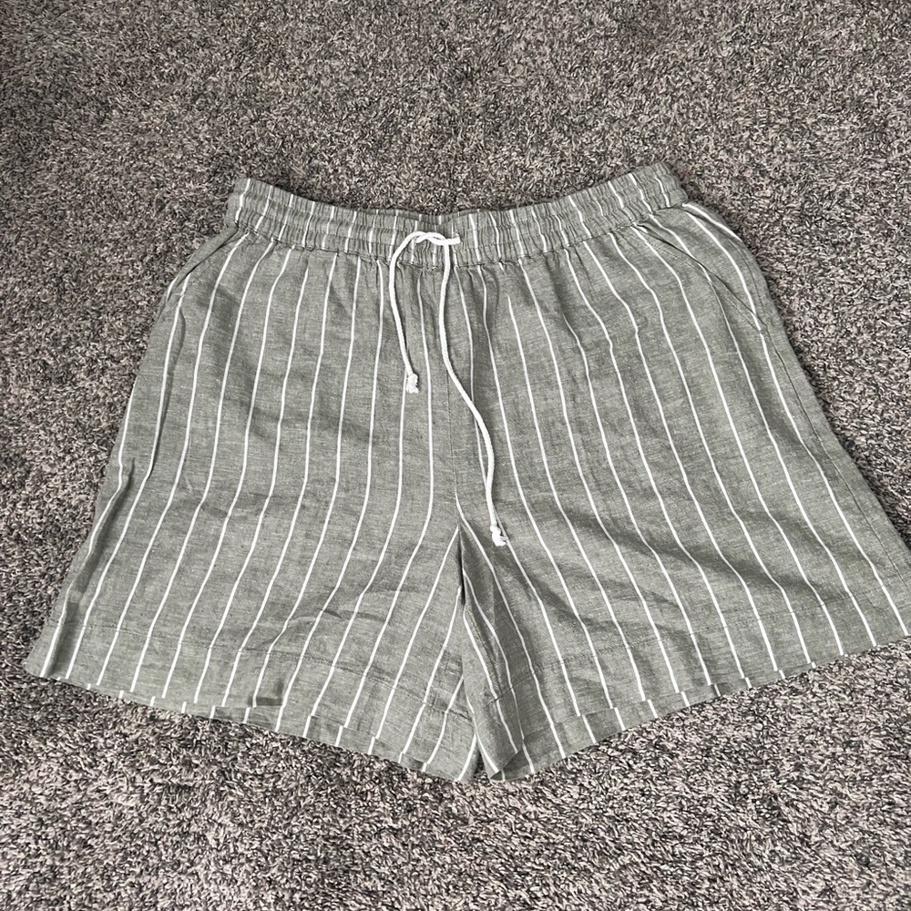 Beach lunch lounge green shorts size M